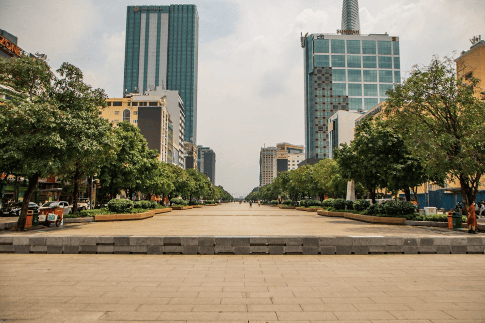 Nguyen Hue Walking Street is located right in the center of District 1 with a length of more than 670m (Source: Pexels)